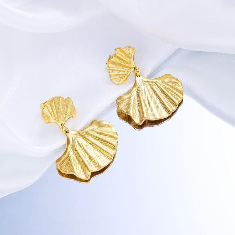 イヤリング レディース 秋冬 ステンレス チタンスチール シンプル 金色 銀杏葉 ドロップ ブラック アイ..