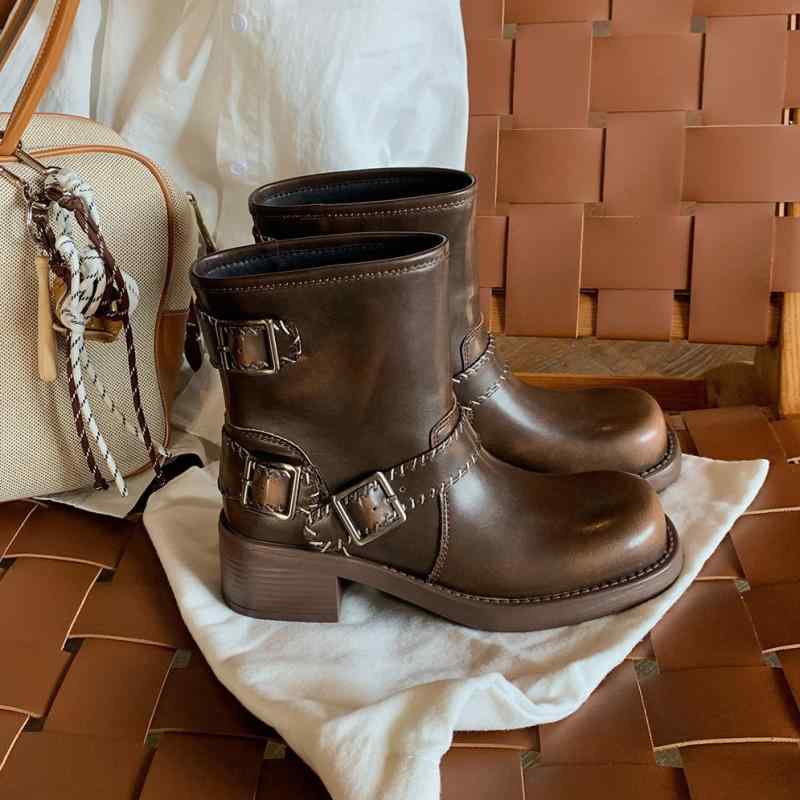 ショートブーツ レディース ピンク 革製 ラウンドトゥ 太ヒール バイカースタイル ブリティッシュ レトロ ヴィンテージ加工 バックル付き