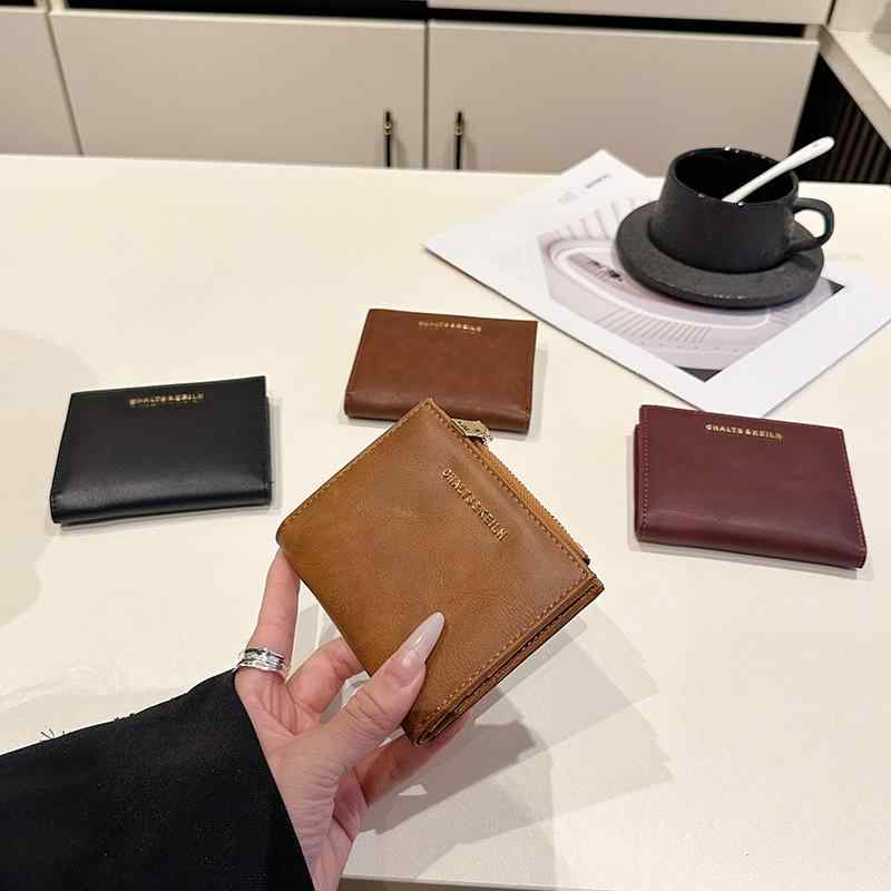 ・素材: PU・折数: 2つ折り・スタイル: 都市簡約・流行要素: 字母・パターン: 無地・裏地素材: ポリエステル・カラー: ブラック、コーヒー色、ブラウン、ワインレッド・機能: 超軽量