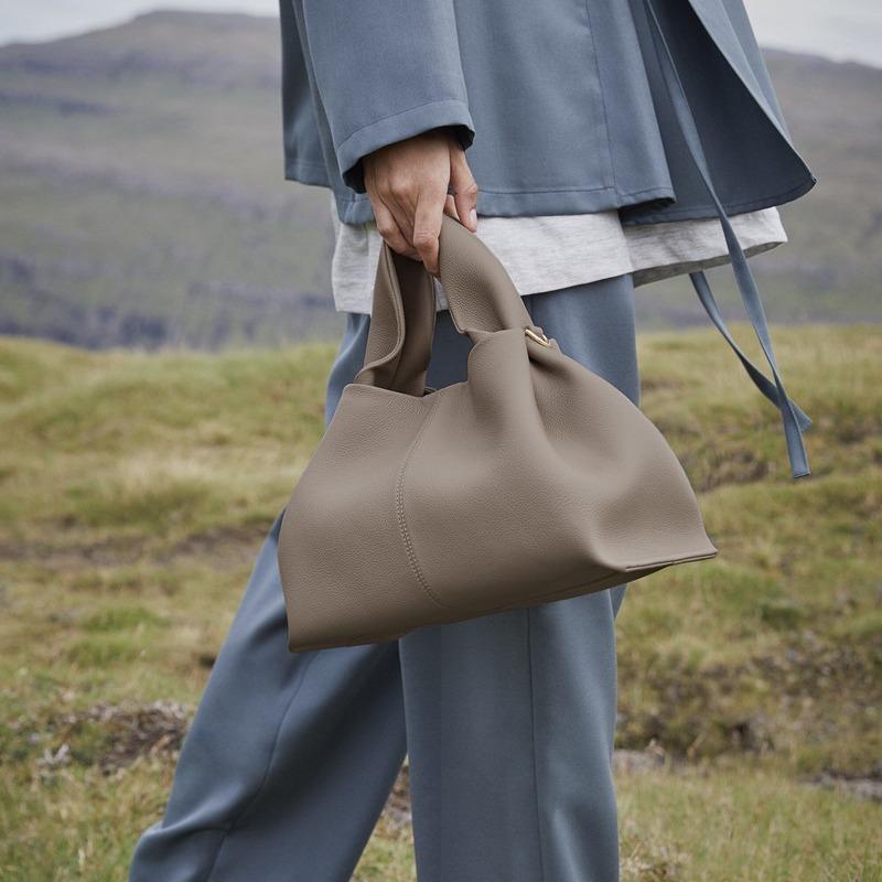 バッグ レディース ショルダーバッグ 本革 斜めがけ 手提げ ミニバッグ ファッション 軽量 普段使い