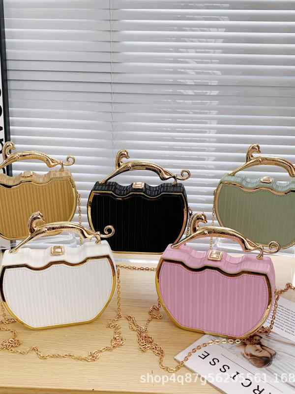 レディース ボックスバッグ アクリル チェーンストラップ 斜めがけ 普段使い 高級感