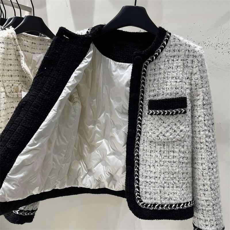 ・詰め物: 白ダックダウン・ダウン含有量: 51%～55%・厚み: 中厚・生地: ポリエステル・主生地成分: ポリエステル・主生地成分含量: 30%以下・シルエット: ルーズ・着丈: 50cm超～65cm・袖丈: 長袖・色: 米白色・サイズ: S(40-50kg),M(50-57.5kg),L(57.5-65kg),XL(65-72.5kg)・スタイル: 通勤・対象年齢: 成人・対象性別: 女性・袖型: 普通袖・ダウン量: 50g以下・商品カテゴリ: ダウンジャケット