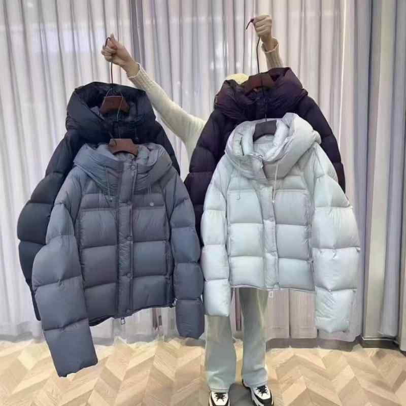 ・カテゴリ: ダウンジャケット・スタイル: 日韓カジュアル・主な素材: ナイロン95%以上・詰め物: 白アヒルダウン・ダウン含有量: 51%～55%・ダウン量: 101-200g・厚み: 中厚・シルエット: ゆったり・着丈: 短め（40cm超50cm以下）・袖丈: 長袖・袖型: 標準・開襟: シングル多ボタン・カラー展開: オフホワイト、グレー、ダークパープル、ブラック・サイズ展開: S、M・対象性別: 女性・対象年齢: 成人