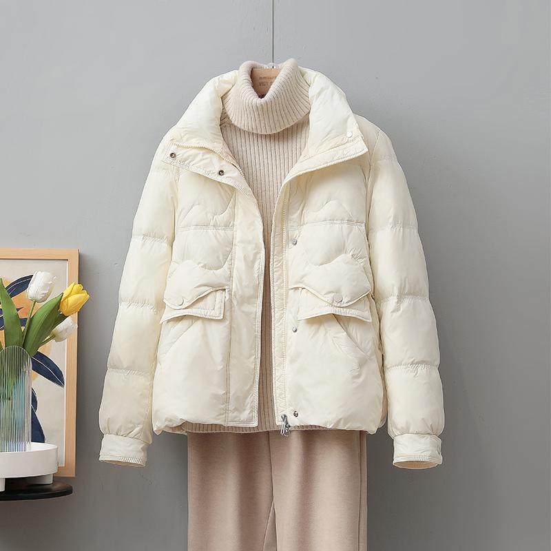 秋冬 レディース ショート 軽量 ダウンジャケット スタンドカラー ホワイトダックダウン 薄手 保温 通勤 街着 デイリー ファッション おしゃれ スタイリッシュ モダン 軽やか 暖か 通年対応 女性用 アウター コート 防寒 人気デザイン トレンド コ