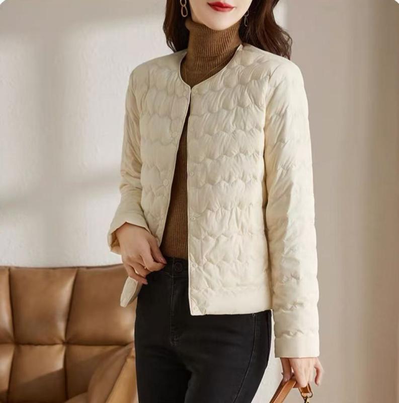 ・詰め物: ダックダウン・ダウン含有率: 51%～55%・厚み: 中厚・生地: チェニール・主生地成分: スパンデックス・主生地成分含有率: 30%以下・シルエット: 標準・着丈: 短め（40cm超～50cm）・色: 紅,淡紫,米白,黒,カーキ,淡青,ワインレッド・サイズ: M(40-50kg),L(50-57.5kg),XL(57.5-67.5kg),XXL(67.5-77.5kg)・ダウン純度: 81%～85%・ダウン量: 50g以下・対象性別: 女性・対象年齢: 成人