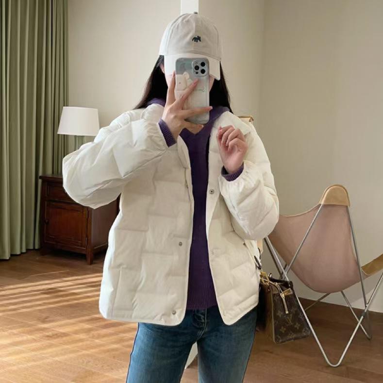 ・充填材: ダックダウン・ダウン含有率: 86%～90%・厚み: 中厚・表地: ポリエステル・フィット: ゆったり・襟型: フード・着丈: 普通・袖丈: 長袖・装飾: 蝶結び・前立て: ジッパー・色: ブラック,ブラウン,ベージュ,ホワイト,ベージュ・サイズ: M,L,XL・スタイル: 通勤・対象年齢: 成人・対象性別: 女性・ダウン量: 51g-100g