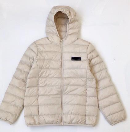 ・詰め物: ホワイトダックダウン・ダウン含有率: 91%~95%・厚み: 薄手・主生地成分: ポリエステル・主生地成分含量: 80%・シルエット: スリム・襟型: フード・着丈: 普通(50cm＜着丈≤65cm)・前立て: ジップ・色: ベージュ,赤,グレー,ミスティブルー,黒・サイズ: M,L・ダウン量: 90g・対象年齢: 成人・対象性別: 女性