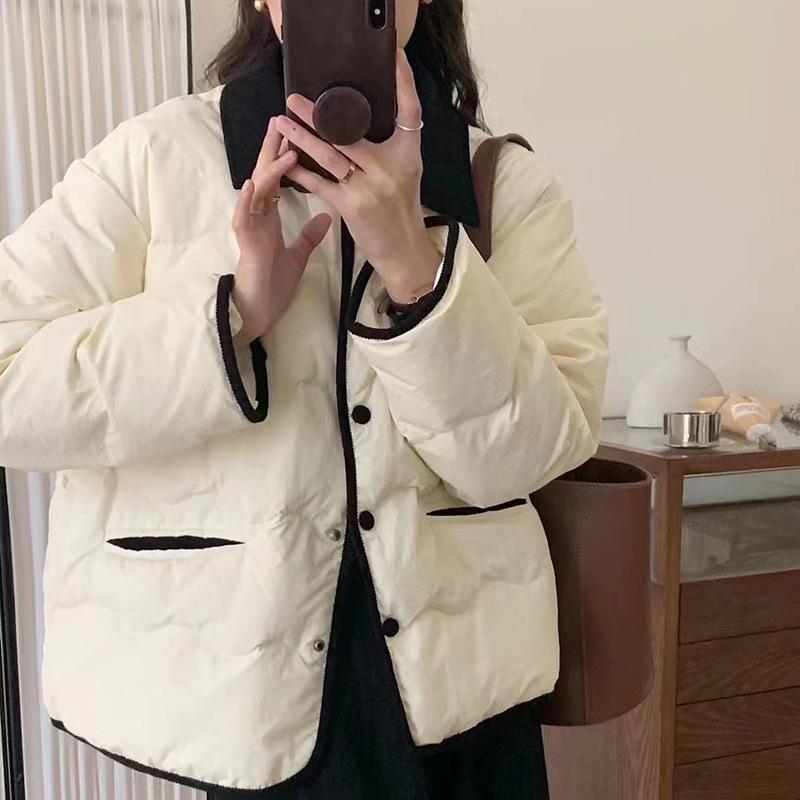 ・充填材: ダックダウン・ダウン含有量: 51%~55%・厚み: 中厚・生地: ポリエステル・主生地成分: ポリエステル・主生地成分含量: 95%以上・シルエット: ストレート・襟型: ドールカラー・着丈: 普通 (50cm超65cm以内)...