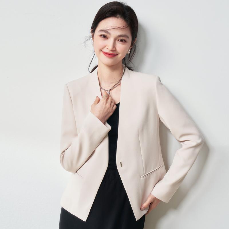 ・柄: 無地・シルエット: スリム・着丈: 普通 (50-65cm)・襟型: ラペル・袖丈: 長袖・袖型: スタンダード・装飾: ボタン・素材: ポリエステル・ポリエステル含有率: 95%以上・カラー: オフホワイト・サイズ: S,M,L,...