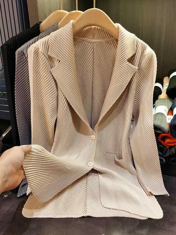 ・パターン: 無地・シルエット: スリムフィット・着丈: 普通款(50cm超65cm以下)・襟型: スーツ領・袖丈: 長袖・袖型: 通常袖・デザイン要素: プリーツ・素材: ポリエステル・主素材含量: 95%以上・色: ベージュ,グレー,ブ...