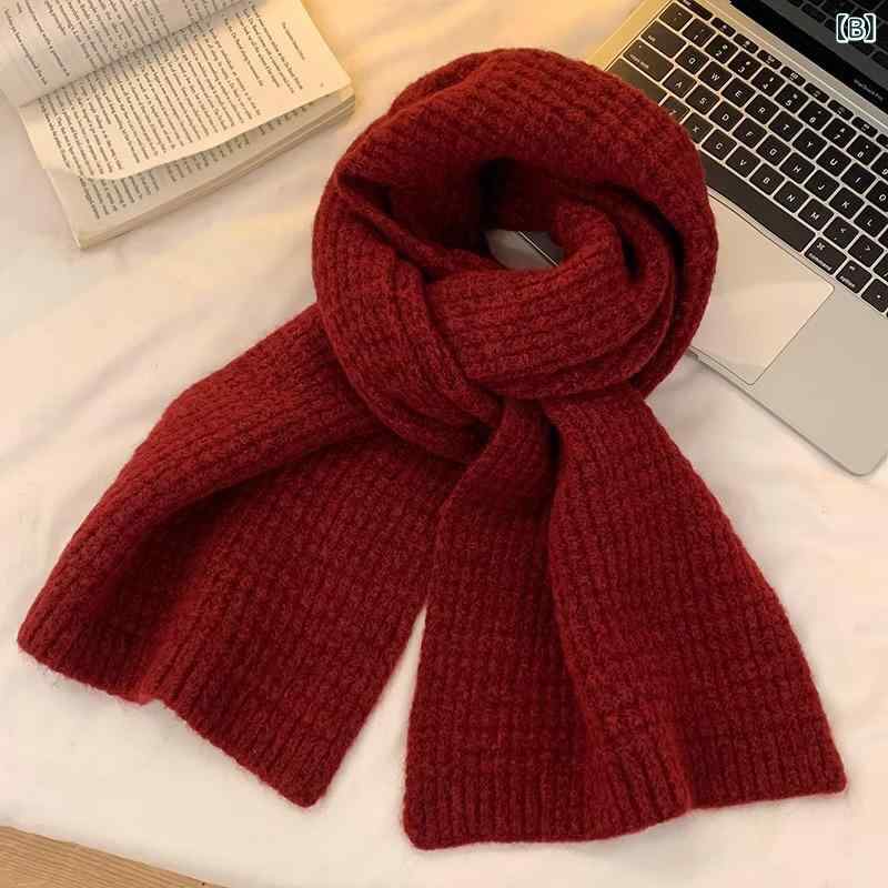 秋冬 レディース 赤 ニットマフラー レトロ 高級感 保暖 厚手 防寒 雰囲気 暖か 巻き方 コーデ ギフト 日常使い 首元カバー 巻物 アクセサリー 冬物 フェイクファー風 ウール調 ソフト素材 ストレッチ 洗濯簡単 長さ調整 ワイドタイプ 細長 フリ
