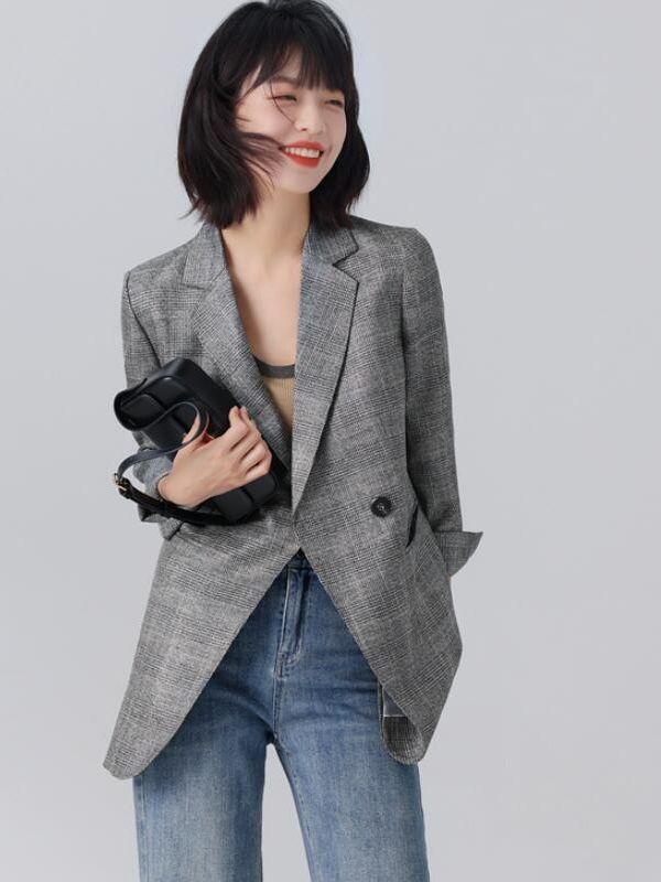 ・柄: 幾何柄・シルエット: ゆったり型・襟型: スーツカラ・袖丈: 9分袖・袖型: 通常袖・主素材: レーヨン・副素材: ウール 30%以下・色: グレー・サイズ: 36/S,38/M,40/L,42/XL・前立て: 一つボタン・対象性別: 女性