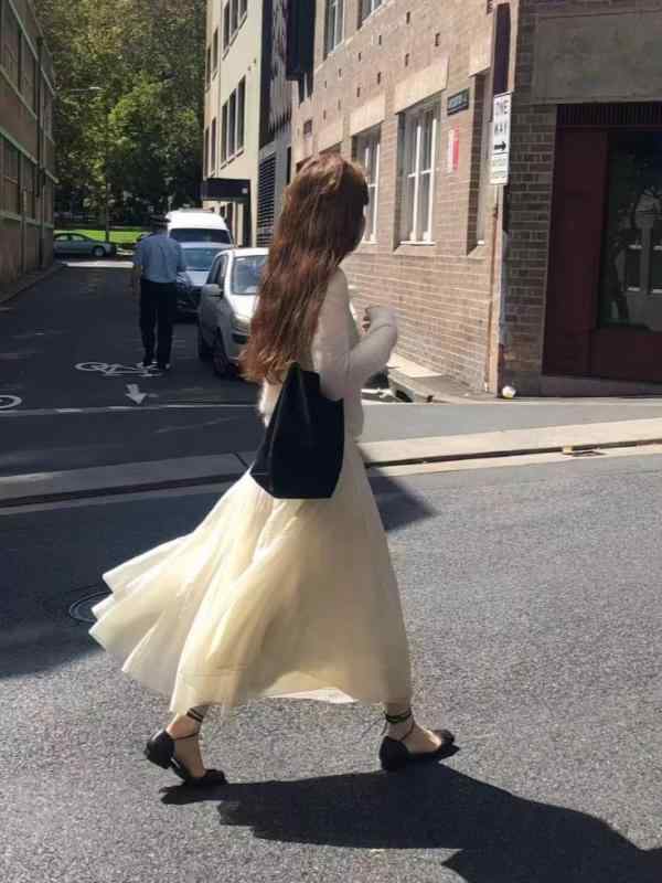 ・パターン: 無地・加工: スプライス・生地名: ナイロン・主素材: ナイロン 50-70%・スカート丈: ミドル丈・トレンド要素: プリーツ・色: ミルクイエロー・サイズ: S,M・スタイル: 韓国風・スカートタイプ: スカート・ストレッ...