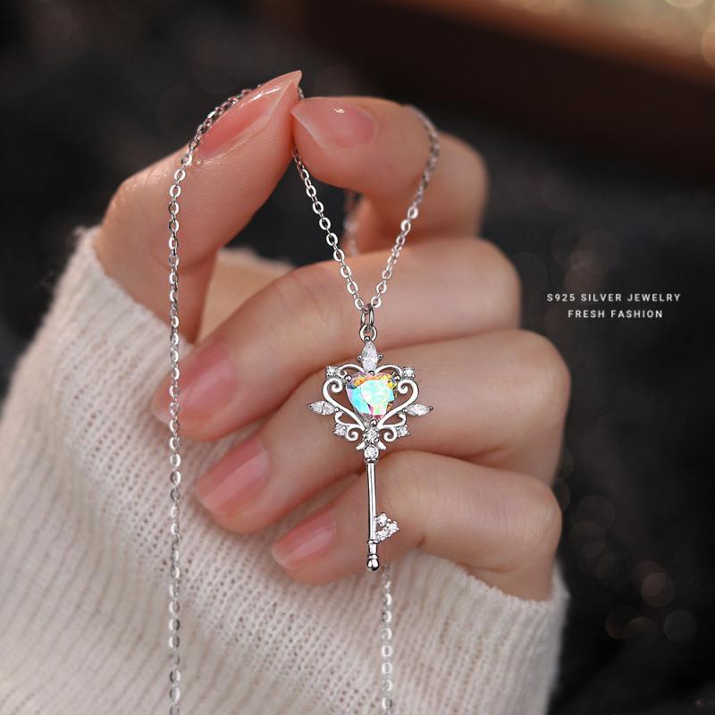 ・素材: 925シルバー・加工: ジルコニアインレイ・形状: ハート型・チェーンスタイル: クロスチェーン・長さ: 41cm-50cm・色: ホワイトゴールド/ピンクジルコニア,ホワイトゴールド/イリデセントジルコニア,ホワイトゴールド/ブ...