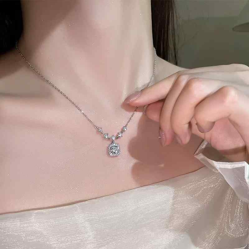 ネックレス レディース 925シルバー 鎖骨チェーン キューブデザイン スクエアジルコニア 高級感 ユニー..