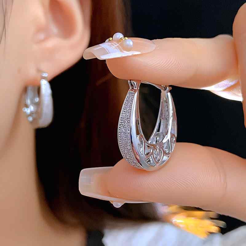 レディース イヤリング ゴールド 高級感 U字型 ホロー シンプル 百搭デザイン ニッチ風 耳飾り ファッション アクセサリー 軽量 日常使い スタイリッシュ モダン ユニーク 洗練 繊細 華やか