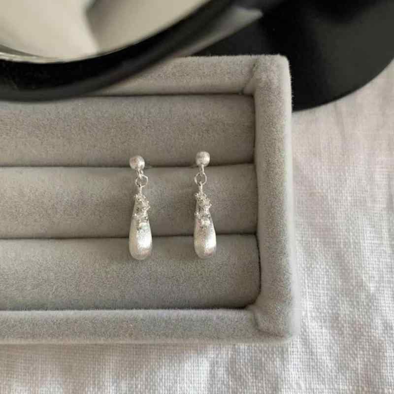 レディース ピアス 韓国風 クール 高級感 引き絞り加工 ジルコニア 水滴型 S925 シルバー イヤリング 女性 気質 ファッション 耳飾り 清涼感 モダン
