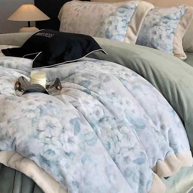 寝具セット ファミリー 花柄 高級感 再生繊維 4点セット 軽量 暖か フランネル ベッドカバー 枕カバー シーツ 掛け布団カバー 秋冬 快適 吸湿 通気性 洗濯簡単 ホームユース 日常使い ベッドルーム インテリア コーディネート 柔らかい 肌触り 良