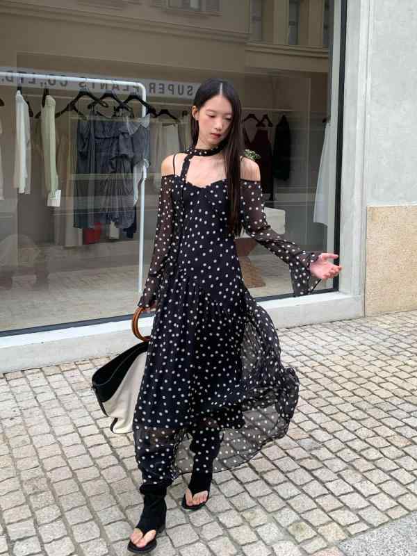 ワンピース レディース 秋冬 フレンチスタイル 水玉 ストラップ ハルターネック リボン 細見え ロング丈 軽やか フェミニン 膝下丈 ギ..