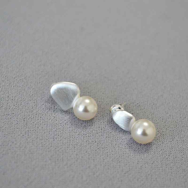 ピアス レディース アシンメトリー デザイン シンプル 高級感 シルバー ブラシ加工 模造パール 純銀 イヤリング 耳飾り 女性用 アクセサリー ジュエリー ファッション