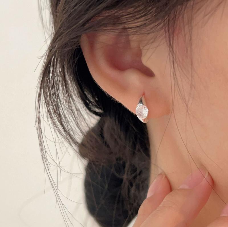 イヤリング レディース 純銀 宝石入り シンプル スタイリッシュ 個性 モダン アクセサリー ファッション 日常使い 軽量 輝き デザイン 洗練 トレンド コーディネート