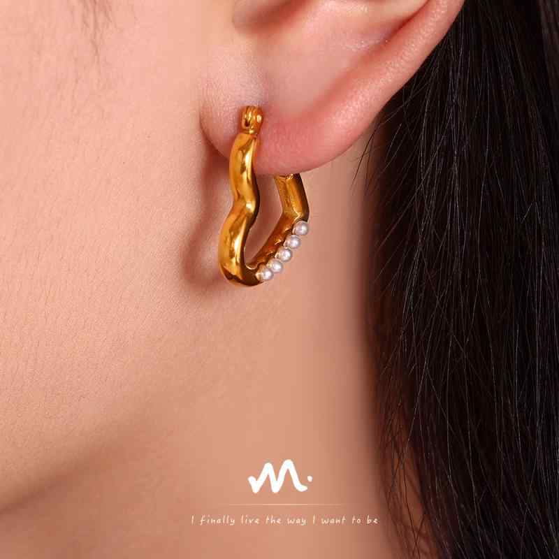 White Coral - ピアス レディース ハート型 フェイクパール ステンレス 18K電気メッキ加工 高級感 シンプル イヤースタッド ゴールド 耳飾り アクセサリー 女性 ファッション 日常 モチーフ