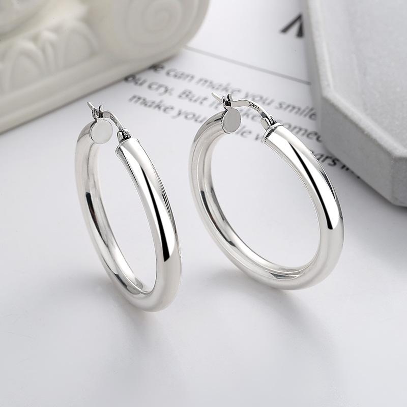 ・素材: シルバー・純度: 925シルバー・形状: 幾何型・加工: メッキ・色: シルバー・重量: 約9.1g・流行要素: 円圈・スタイル: 極簡・スタイル分類: ファッション通勤・カテゴリ: 耳飾・対象: 女性・流行要素分類: 形状/パターン