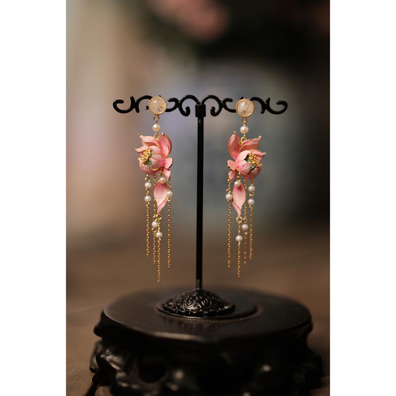 スタッドピアス レディース 中華風 古典 イヤリング 金メッキ 真珠 蓮の花 タッセル 点翠風 花絲焼藍 伝統工芸 装飾 女性用 耳飾り 華やか デザイン 細工 宝石 アクセサリー ジュエリー