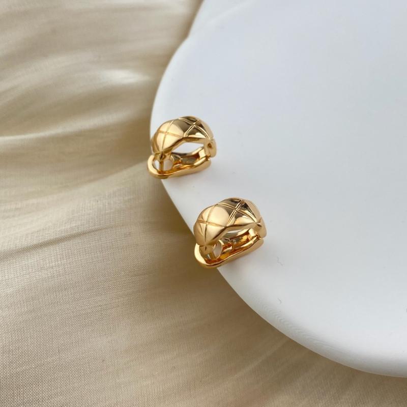 イヤリング レディース ローズゴールド ジルコニア 光沢 菱形パターン ストライプ 高級感 精密加工 シルバー 耳カフ スタッド 女性用 アクセサリー ファッション 日常使い ギフト 華やか 輝き デザイン モダン シンプル エレガント トレンド コーデ