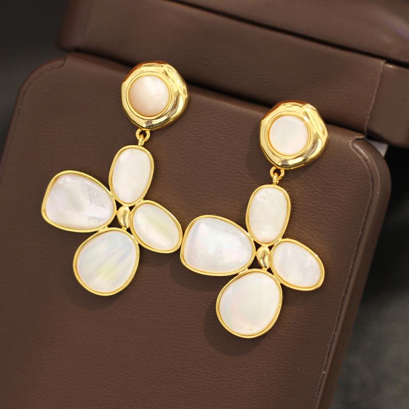 イヤリング レディース 天然貝母 黒白花弁 高級感 金メッキ 925シルバー 耳飾り 華やか デザイン 女性..