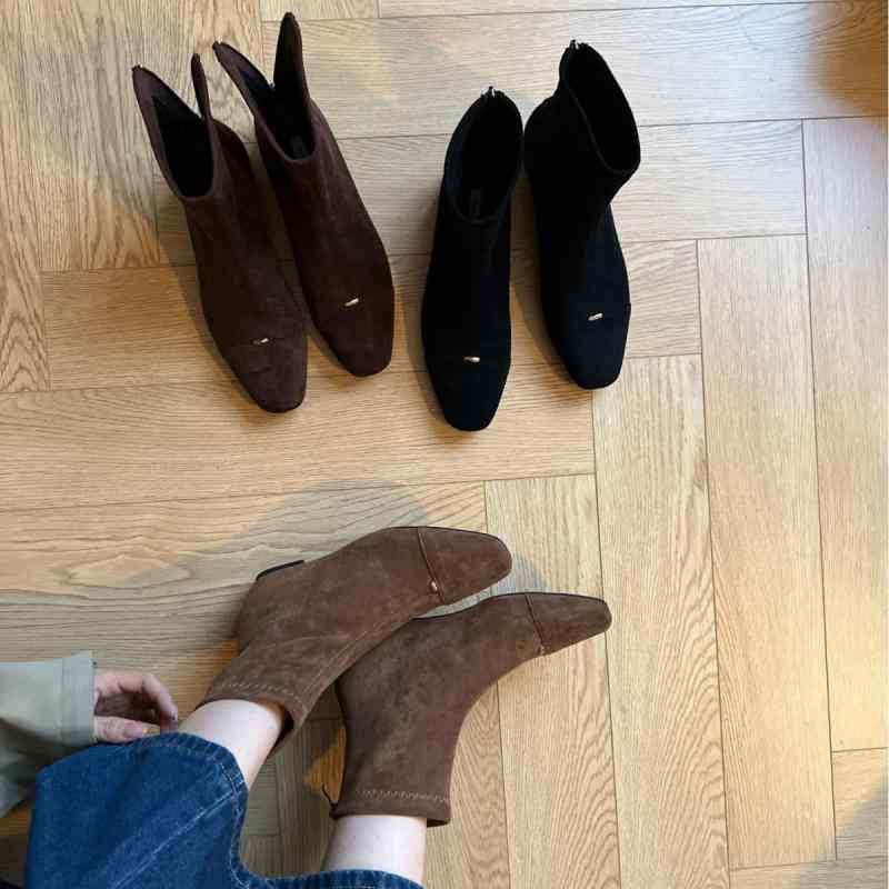 秋冬 レディース スクエアトゥ ベルベット ショートブーツ 内増高 スリムレッグ 切り替え デザイン ヌードブーツ スタイル 万能 カジュアル コーデ 軽量 快適 履き心地 再生繊維 素材 高級感 ある 足元 ファッション