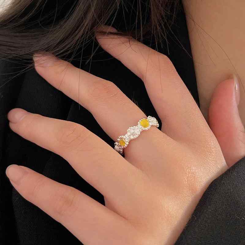 レディース 指輪 リング シルバー925 S925 デイジー 雛菊 フラワー 花 モチーフ 小ぶり シンプル 華奢 上品 高見え 大人可愛い きれいめ 普段使い カジュアル アクセサリー 韓国風 プレゼント ギフト シルバー
