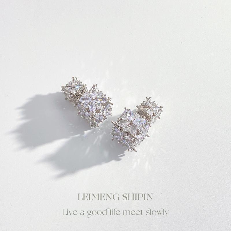 イヤリング レディース シルバー ジルコニア 透かし彫り スクエア デザイン 高級感 韓国風 エレガント 合わせやすい 耳飾り