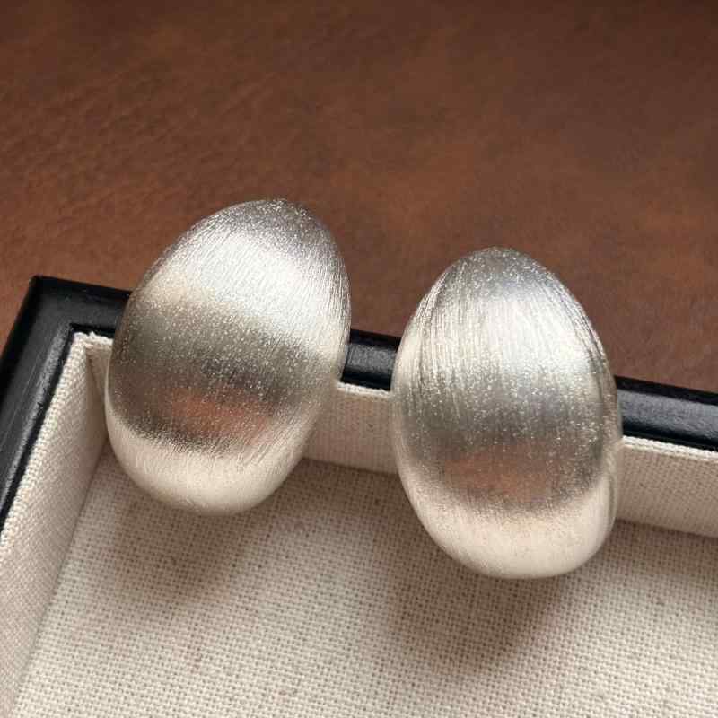 Freshwater Pearl - レディース スタッドピアス シルバー 弧形 デザイン 精巧 金属 韓国風 クール トレンド 個性 レトロ スタイリッシュ 万能 アクセサリー