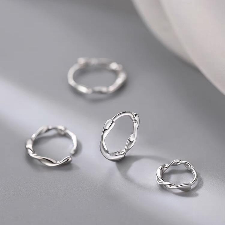イヤリング レディース 純銀 モビウスリング 個性派デザイン 高級感 寝外し不要 耳飾り アクセサリー 日常使い ユニーク シンプル