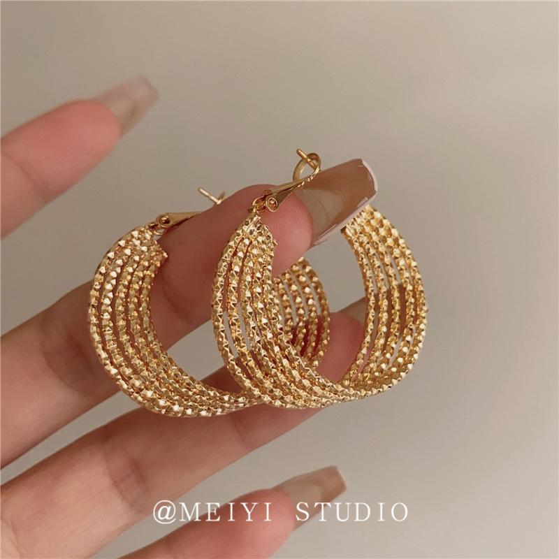 イヤリング レディース 高級感 レイヤード 金属 丸形 フランス風 レトロ 軽奢 クール 洗練 ファッション アクセサリー 日常使い スタイリッシュ デザイン 細工 銀粒子風 耳飾り 多層構造 モダン シンプル エレガント