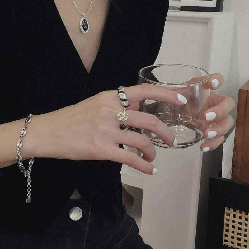 指輪 レディース 高級感 925シルバー ブラック ゼブラ柄 色落ちしない セット アクセサリー インフルエンサー 個性派 ジュエリー 日常使い ギフト向き スタイリッシュ 洗練デザイン 耐久性 光沢加工 細身 華奢 モダン トレンド コーディネート レ