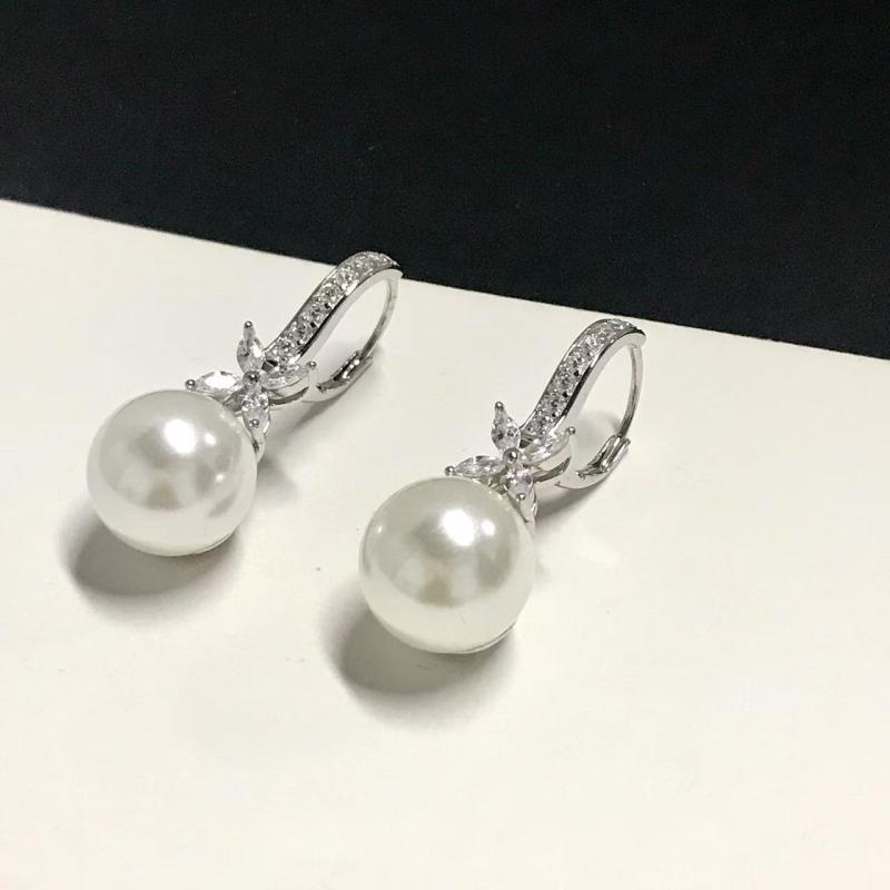 イヤリング レディース 真珠 蝶 モチーフ 925純銀 色落ちしない 上品 ファッション アクセサリー スタッドタイプ 日常使い 通勤 デート 女性向け ジュエリー 耳飾り デザイン 気質 スタイリッシュ シルバー 純銀製 耐久性 高品質