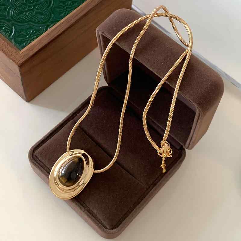 ネックレス レディース 虎眼石 ペンダント 楕円 水滴 デザイン 高級感 軽奢 鎖骨チェーン セーター チェーン ユニーク アクセサリー 女性用 ジュエリー 天然石 細身 レイヤード コーディネート