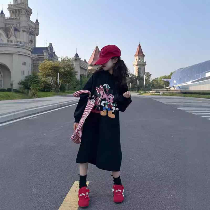 ・対象性別: 女児・スタイル: 韓国風・対象年齢層: 中大児(8歳以上、140cm以上)・対象季節: 春、秋、冬・生地加工: 柔軟処理・パターン: キャラクター・厚み: 普通・袖丈: 長袖・着脱方法: プルオーバー・フード: あり・エレメント: キャラクター、親子、ストリート・生地名: コットン・主生地成分: コットン95%・安全等級: B類・裏地: コットン・色: ブラック(ノンフリース)、ブラック(加厚フリース)・適合身長: 120cm、130cm、140cm、150cm、160cm、170cm、180cm