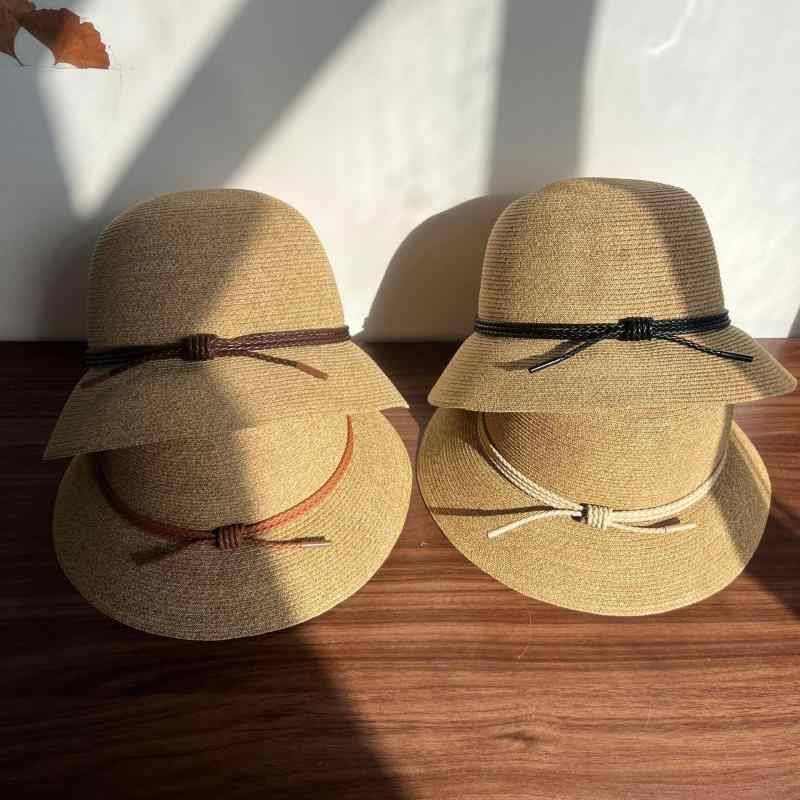 レディース 麦わら帽子 ストローハット バケットハット つば広 細ベルト レザー調コード飾り 通気性 UVカット 紫外線対策 日よけ 小顔効果 リゾート ビーチ 海 上品 きれいめ 大人可愛い シンプル 夏