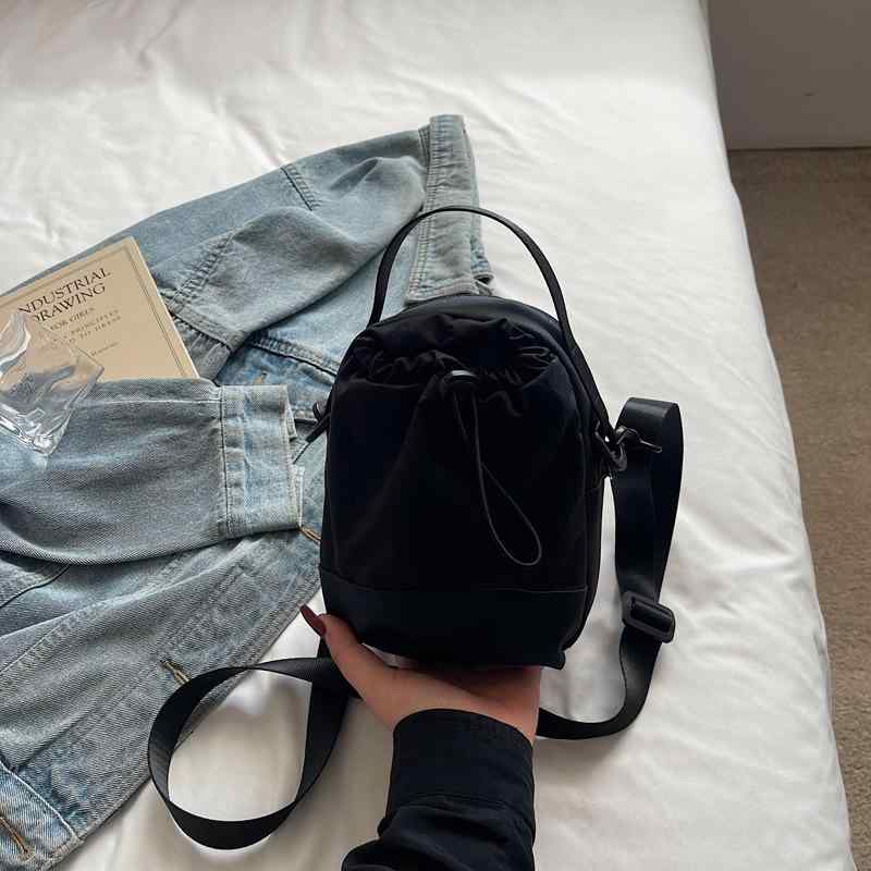 レディース 斜めがけバッグ 水筒対応 ドローストリング 軽量 カジュアル バケット型 シンプル 単色 スマホポーチ 日常使い ファッション小物 肩掛け 携帯便利 防水加工 収納ポケット 女性向け アクセサリー バッグインバッグ 通勤 通学 散策 コンパク