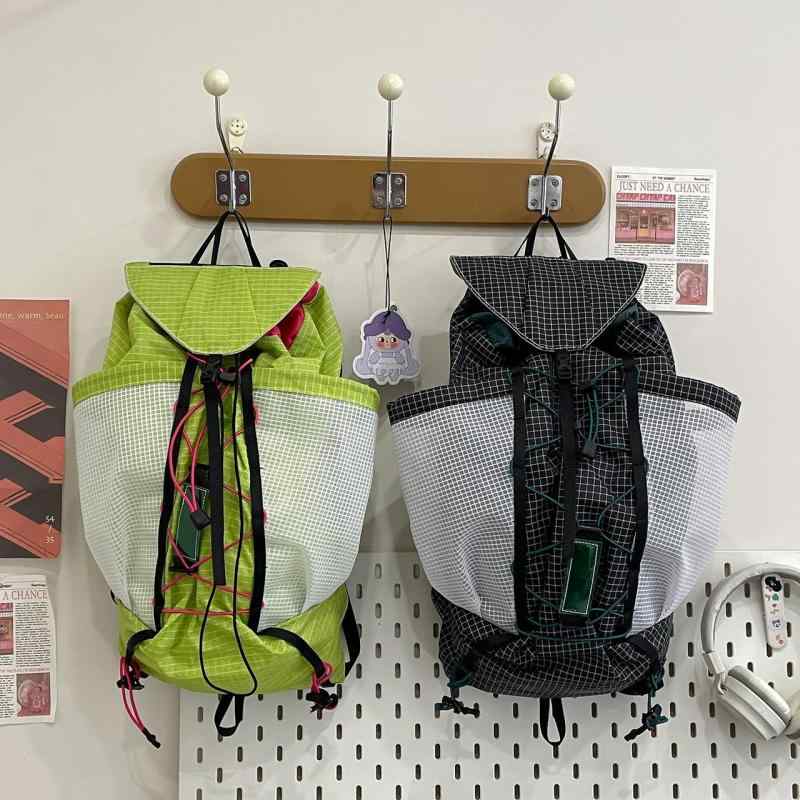 ・色: ブラック,グリーン・素材: ナイロン・スタイル: シンプル・容量: 20L以下・機能: 通気・PC収納サイズ: 35.56cm・柄: 無地・裏地: ポリエステル・ステッチ: あり