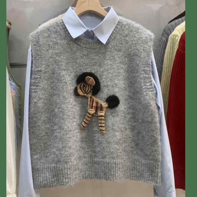 ニットベスト レディース 秋冬 毛绒刺繍 ライオンヘッド 小馬 モチーフ ユニークデザイン カジュアル アウター コーデ 日常使い 多用途 軽やか 暖かみ スタイリッシュ トップス インナー レイヤード(4.0)