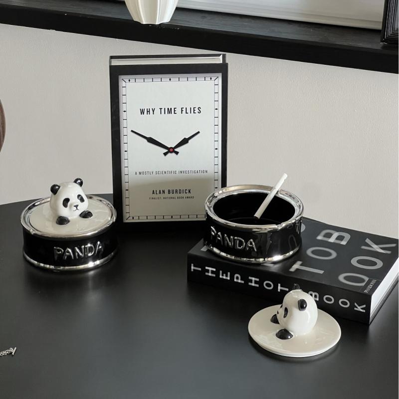 灰皿 陶器 パンダ 蓋付き 飛灰防止 家庭用 リビング オフィス クリエイティブ 個性 高級感 インテリア デスクトップ ギフト ユニーク デザイン 耐久性 洗練 スタイリッシュ 日常使い 喫煙具 収納 便利 モダン