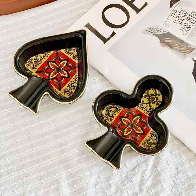 煙灰皿 男女兼用 ポーカーモチーフ ハート 黒桃 梅花柄 欧風セラミック 陶器製 家庭用 結婚式 バー レストラン インテリア 置物