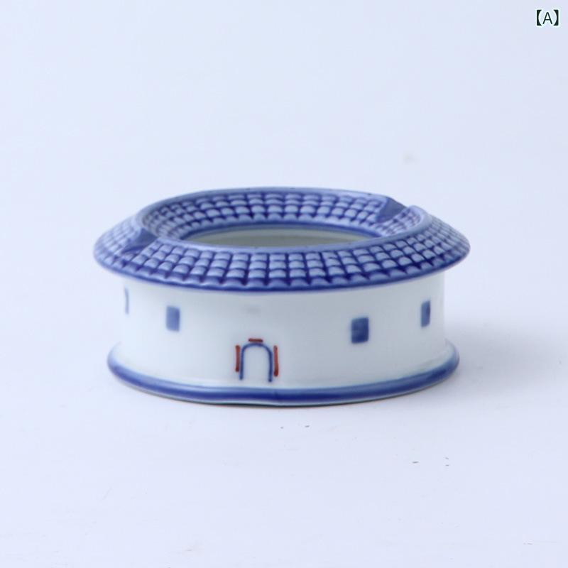 灰皿 陶器 青花柄 客家土楼 デザイン 囲龍屋モチーフ 分解洗い可能 インテリア雑貨 伝統工芸 置物 アッシュトレイ 陶泥製 文化要素 室内用 耐久性 洗浄簡単 ユニーク形状 コレクションアイテム 東洋風 芸術品 デスクアクセサリー 喫煙具 ギフト向き