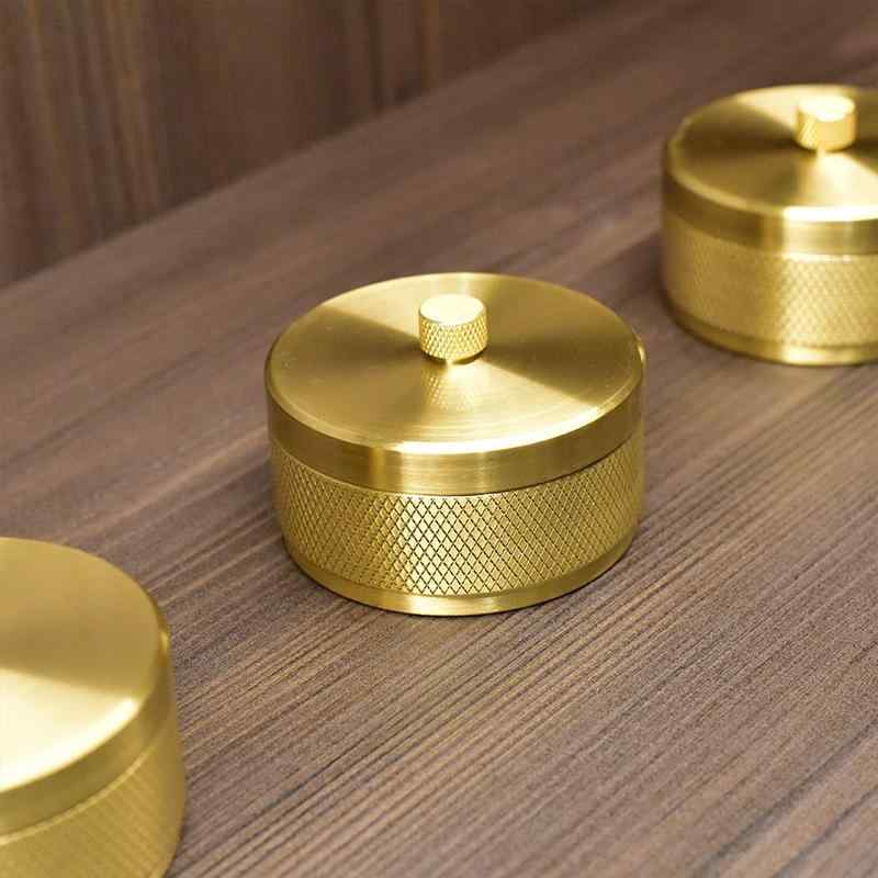 灰皿 家庭用 蓋付き 真鍮製 丸型 軽奢 高級感 置物 リビング 車載 オフィス デスク 卓上 室内 インテリア コンパクト モダン デザイン 純真鍮 ビジネス用 車内 ホテルルーム