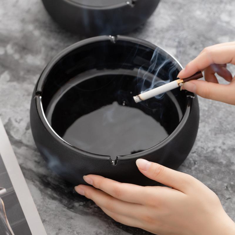 灰皿 セラミック 高級感 大型 家庭用 リビング オフィス シンプル スタイリッシュ 個性的 クリエイティブ ビジネス モダン 東洋風 デスク シガレット アッシュトレイ 陶器 耐久性 洗練デザイン ユニセックス 通年