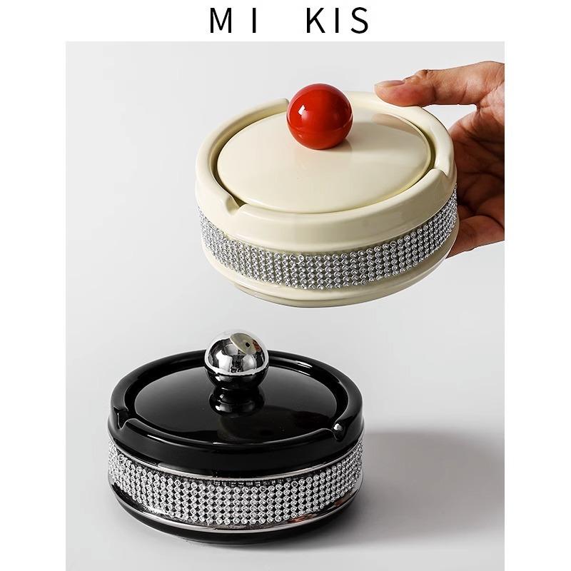 灰皿 高級感 家用 リビング 飛散防止 蓋付き オフィス 陶器 クリエイティブ セラミック インテリア デスク モダン デザイン スタイリッシュ 収納 簡単 清掃 耐久性 日常使い 通勤 休憩